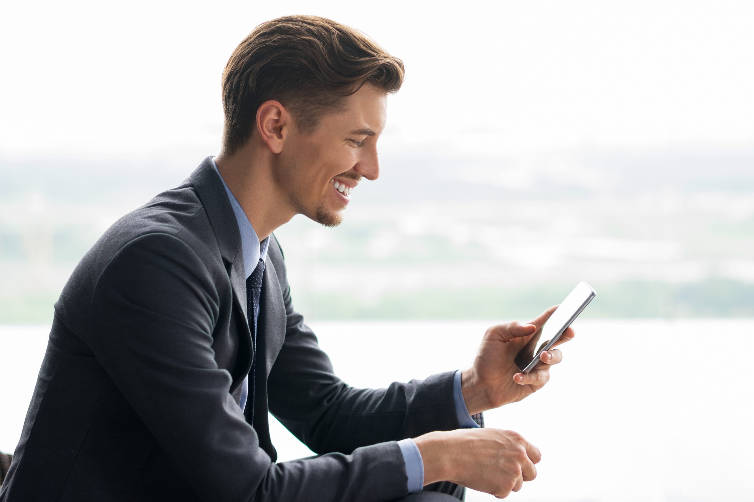 Trader using the SandStoneFX app on a smartphone